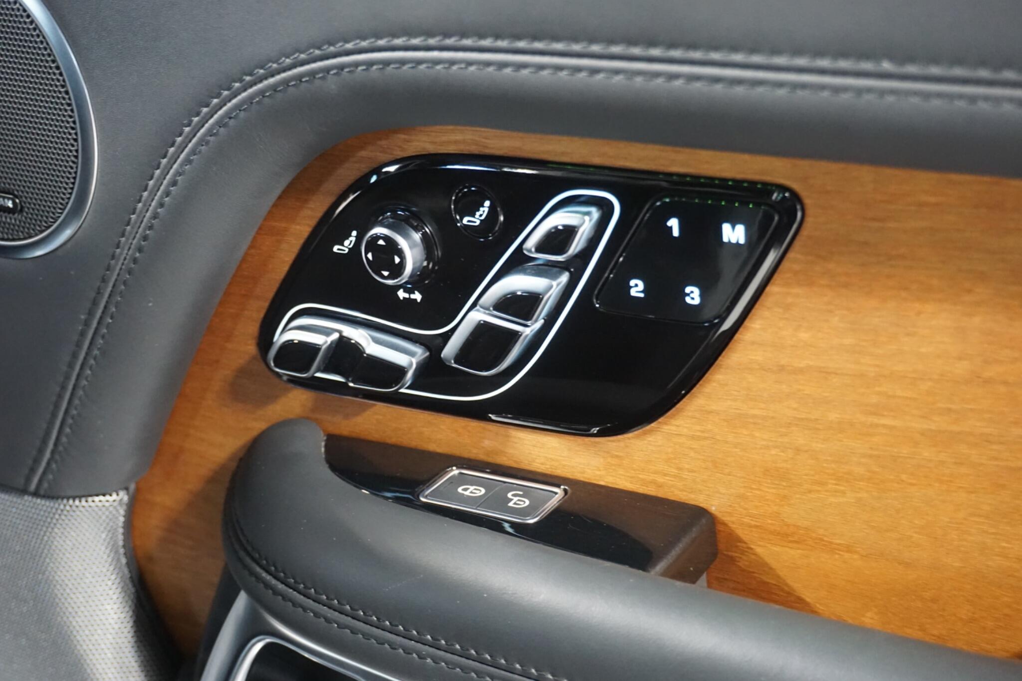 Land Rover Range Rover 3.0 SD V6 Autobiography SUV 5dr Diesel Auto 4WD Euro 6 (s/s) (275 ps)